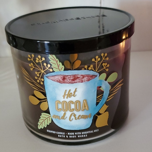 Bath & Body Works Candle 🕯 - Picture 2 of 4